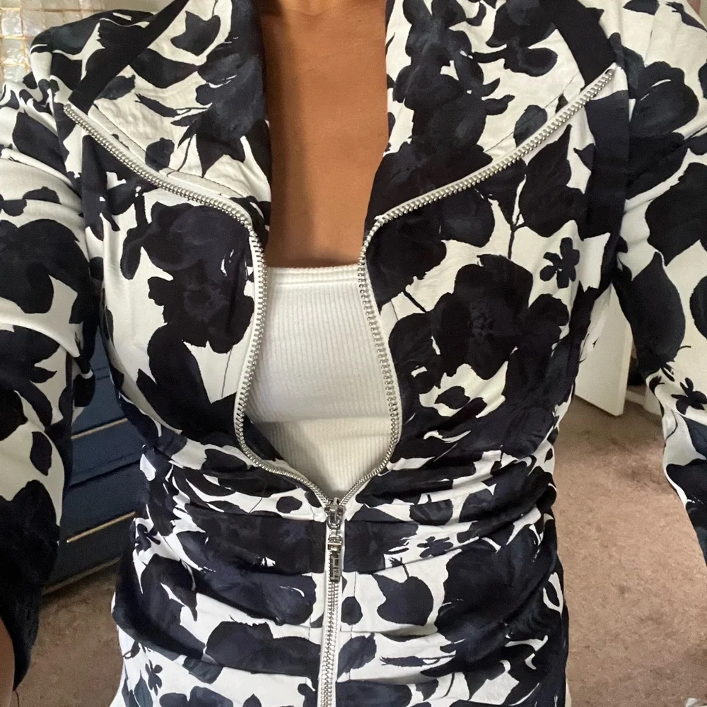 Joseph Ribkoff Navy and White Floral Blazer - Picture 5 of 11